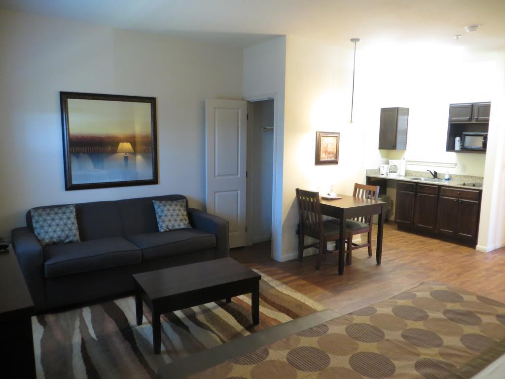 The At Hotel Kenedy
