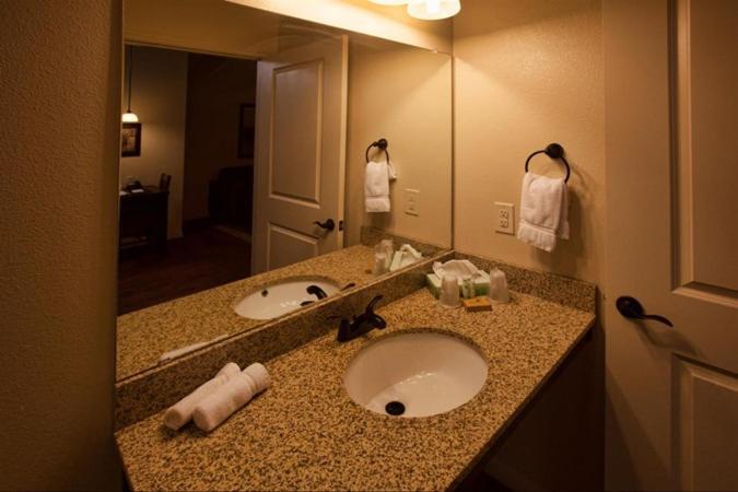 The At Hotel Kenedy